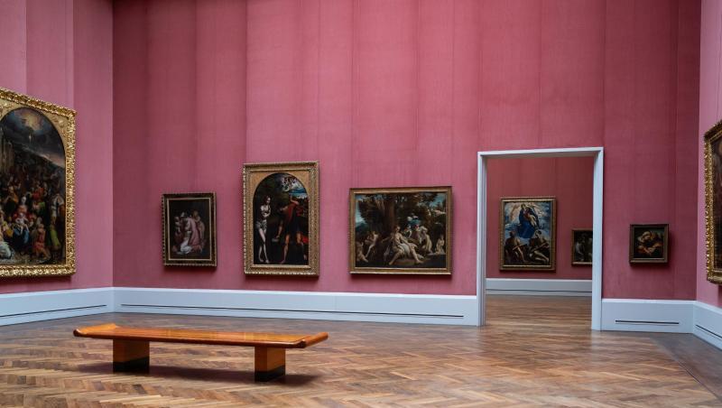 In einem Raum in der Gemäldegalerie sind keine Besucher, weil das Museum wegen des Coronavirus geschlossen ist. In einem Raum in der Gemäldegalerie sind keine Besucher, weil das Museum wegen des Coronavirus geschlossen ist.