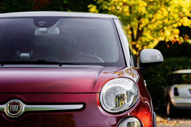 Wurde in einer Münchner Autowaschanlage abgerissen: Der Außenspiegel eines Fiat 500. Wer muss dafür aufkommen? (Symbolbild)