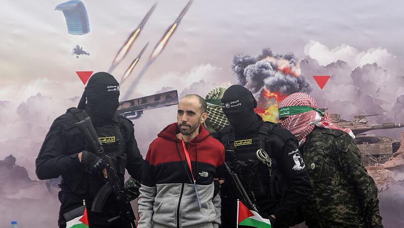 Die Hamas nutzte die Übergaben israelischer Geiseln an das Rote Kreuz für eine Zurschaustellung ihrer Macht im Gazastreifen.