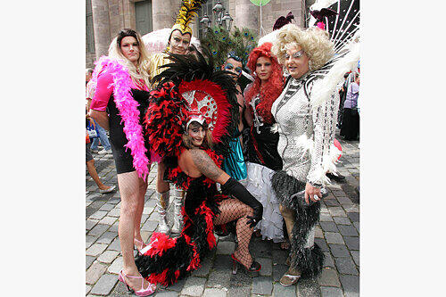 Bunt und Schrill: Diese Damen waren nicht der einzige Blickfang beim &bdquo;Christopher-Street&ndash;Day&ldquo;.