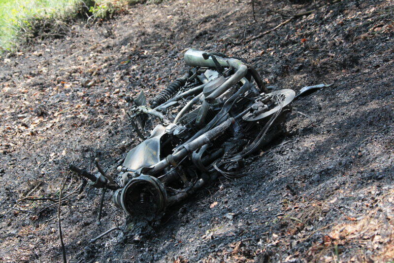 Das Motorrad ist total verkohlt: Der 20-Jährige hatte die Kontrolle über sein Kraftrad verloren...