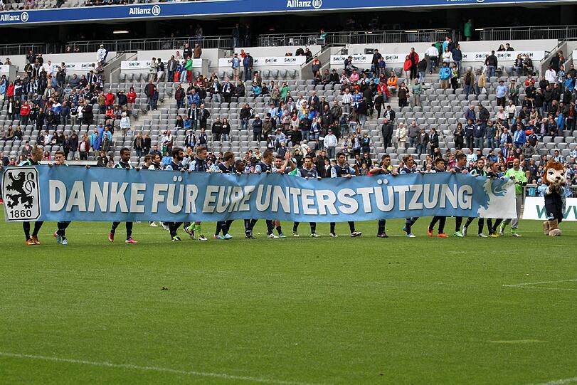 Mit einem großen Transparent bedanken sich die Löwen bei ihren Fans.