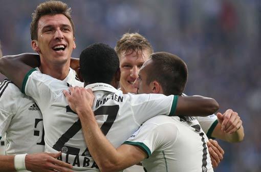 David Alaba: Note 2. Versuchte gleich mal einen seiner mit Schmäh-Effet gezwirbelten Freistöße &ndash; daneben. Spielt gleichzeitig Linksverteidiger und Mittelfeldspieler. Dös is a Wahnsinn, hearst!