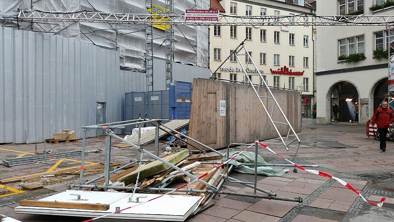Sturmböen deckten das Turmdach der St. Anna-Kirche im Lehel ab. Der Gefahrenbereich um die Kirche wurde abgesperrt.