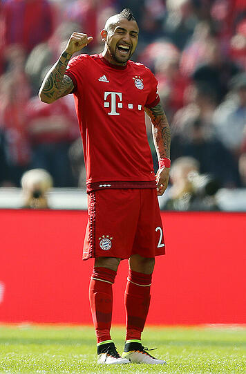 Arturo Vidal, Note 2: Nur Neuer, Alaba und Müller absolvierten in der Liga mehr Spiele als der Chilene. Vidal war die Konstante, das Herz des Bayern-Zentrums &ndash; trotz Anlaufschwierigkeiten zu Beginn. Doch als er sich eingewöhnt hatte, begeisterte Vidal mit seiner Energie, Zweikampfstärke und Torgefahr: Vier Tore und sieben Vorlagen sind eine gute Bilanz für einen defensiven Mittelfeldspieler. Es gelang ihm, Bastian Schweinsteiger sportlich zu ersetzen. Und auch das Münchner Publikum hat Gefallen an Vidal gefunden. Kein Wunder: Einen solchen Hahn gab es lange nicht mehr. Es war sein Jahr.