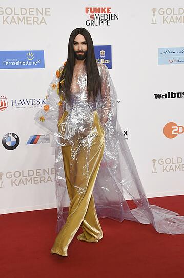 Flop: Conchita Wurst in einer grünen Samthose und Folien-Schleppe