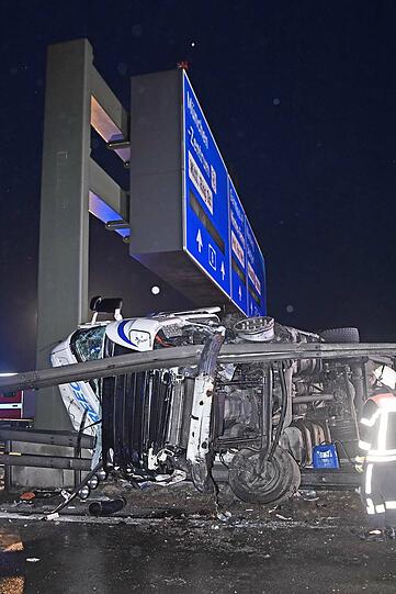 Der Lkw krachte in die Leitplanke, auch ein anderes Auto war am Unfall beteiligt.