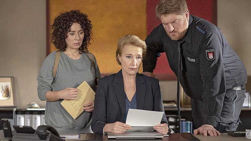 Zusatzdreh am Dienstag (18.02.20) in der neuen Wache: Im Polizeikommissariat 14 taucht ein mysteriöser Brief auf, der Frau Küppers (Saskia Fischer), Harry (Maria Ketikidou, l.) und Hannes (Marc Zwinz) völlig außer Fassung bringt