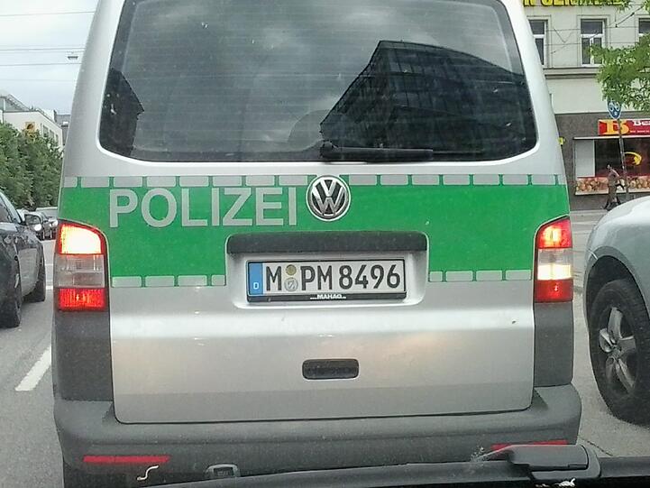 Ein Mann in Ludwigsfeld attackierte Polizeibeamte.