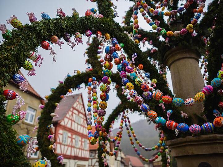 Knapp 2000 handbemalte Eier schmücken den Osterbrunnen im unterfränkischen Zeil am Main. Foto: Nicolas Armer/dpa/Archivbild/Symbolbild