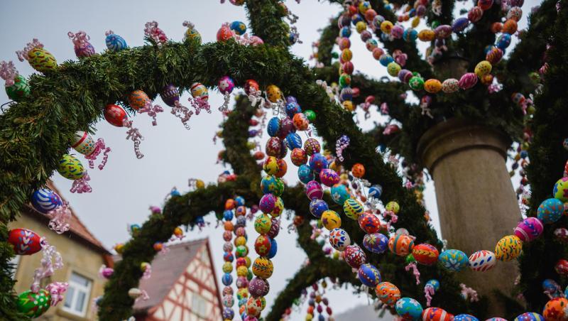 Knapp 2000 handbemalte Eier schmücken den Osterbrunnen im unterfränkischen Zeil am Main. Foto: Nicolas Armer/dpa/Archivbild/Symbolbild Knapp 2000 handbemalte Eier schmücken den Osterbrunnen im unterfränkischen Zeil am Main. Foto: Nicolas Armer/dpa/Archivbild/Symbolbild