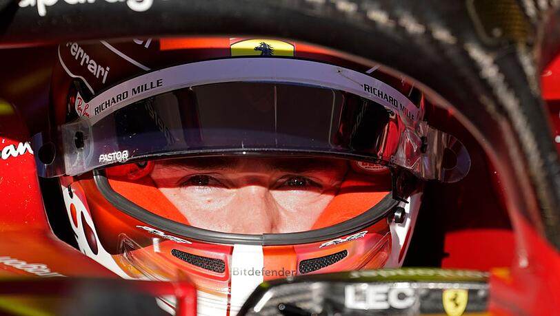 Ferrari-Pilot Charles Leclerc aus Monaco sitzt in seinem Auto.
