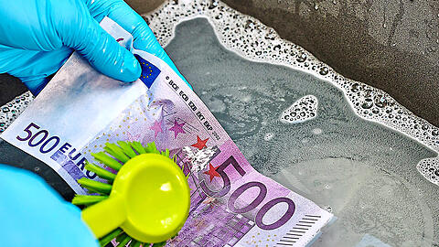 Ist der 500-Euro-Schein wirklich echt? Im Jahr 2023 ist die Zahl der registrierten Euro-Falschnoten um 46 Prozent angestiegen. Auch in der bayerischen Landeshauptstadt werden Blüten zum Verkauf angeboten.