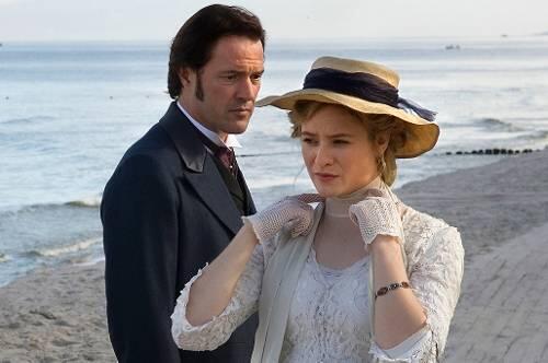 Effi Briest und ihr Major Crampas am Strand (Sebastian Koch, Julia Jentsch).