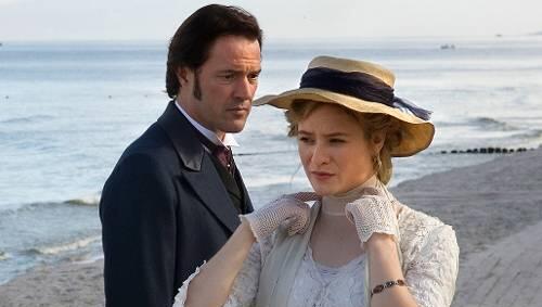 Effi Briest und ihr Major Crampas am Strand (Sebastian Koch, Julia Jentsch). Effi Briest und ihr Major Crampas am Strand (Sebastian Koch, Julia Jentsch).