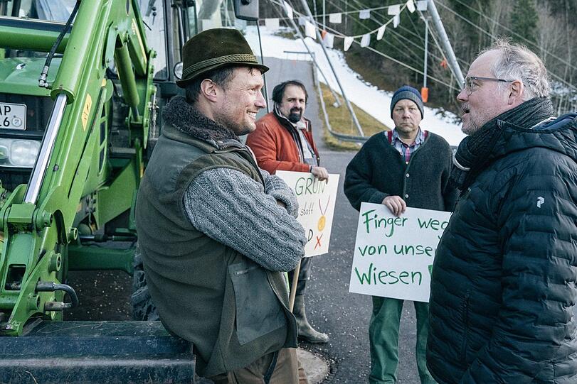 Bauernproteste gegen die Winterspiele: Regisseur Hannu Salonen (rechts) weist Statisten an. Bauernproteste gegen die Winterspiele: Regisseur Hannu Salonen (rechts) weist Statisten an.
