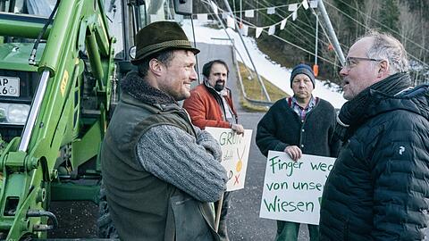 Bauernproteste gegen die Winterspiele: Regisseur Hannu Salonen (rechts) weist Statisten an.