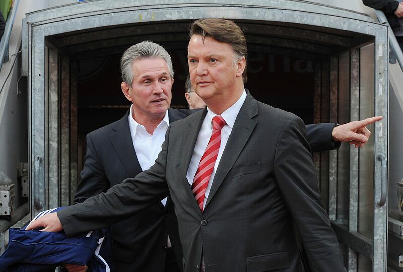 STICHELN: Den Seitenhieb auf Jupp Heynckes, der die Bayern in der neuen Saison übernehmen wird, kann sich van Gaal Anfang April nicht verkneifen. &bdquo;Er hat ausreichend Erfahrung, denke ich. Und ich habe gelesen, dass er ein Freund vom Vorstand und des Präsidenten ist. Er hat damit einen Vorsprung vor mir&ldquo;, sagt der 59-Jährige. Solche Worte sorgen beim Vorstand und beim mit van Gaal zerstrittenen Präsidenten Hoeneß nicht für Freude.