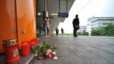 Die Unfallstelle am S-Bahnhof Neuperlach Süd: Freunde des Verunglückten haben Kerzen und Blumen abgelegt.