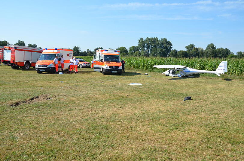Die Bilder vom Absturzort: Ein Leichtflugzeug ist kurz nach dem Start wieder auf dem Boden aufgeschlagen.