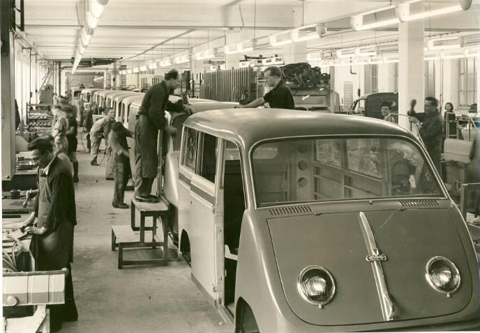 In dieser Montagehalle in Ingolstadt werkeln im Jahr 1951 Arbeiter am Kastenwagen DKW F89L.
