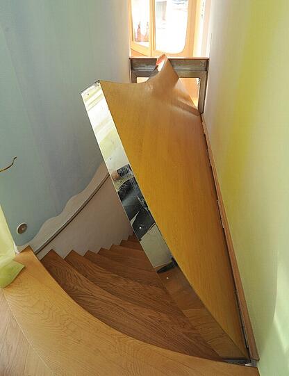 Da tut sich auf Knopfdruck der Boden auf: Ein Zugang nach unten.