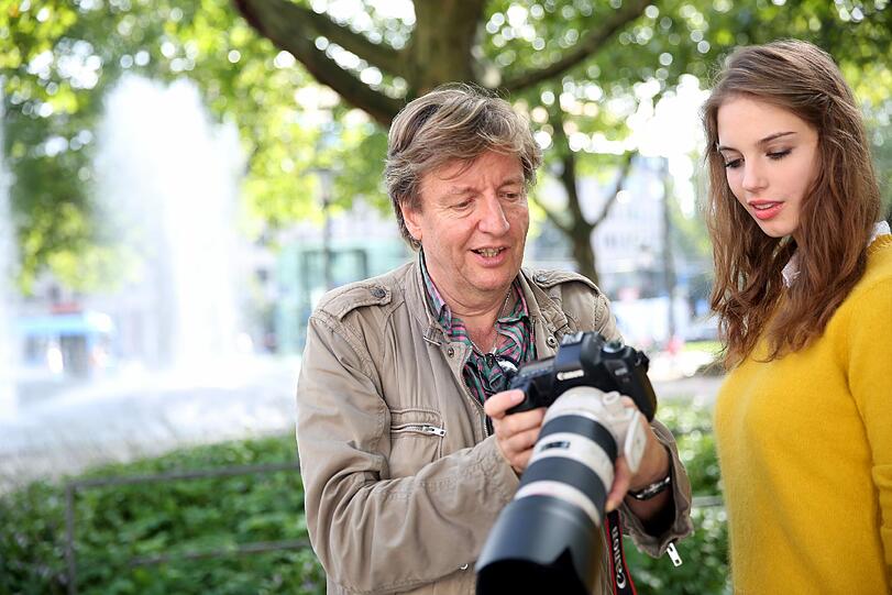 Fotograf Sigi Müller beim Shooting mit der amtierenden Schönen Münchnerin Marie.