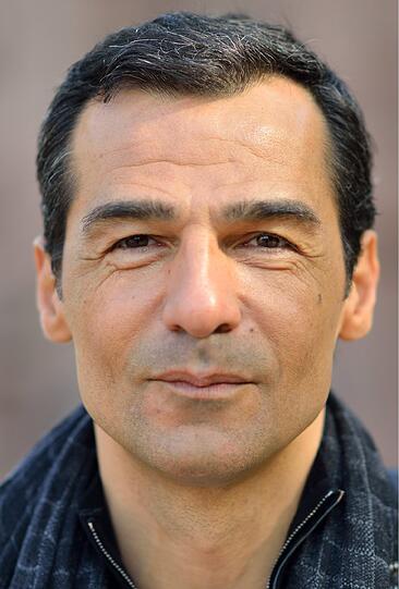 Erol Sander: &bdquo;Ich kann von keinem guten Jahr sprechen. Ich habe leider einige Freunde verloren und die Mutter von Oliver Stone, Carolines Onkel, ist gestorben. Deswegen freue ich mich auf Silvester, weil da die Familie aus der ganzen Welt einfliegt und wir alle zusammen bei mir zu Hause auf ein hoffentlich besseres neues Jahr anstoßen.&ldquo;