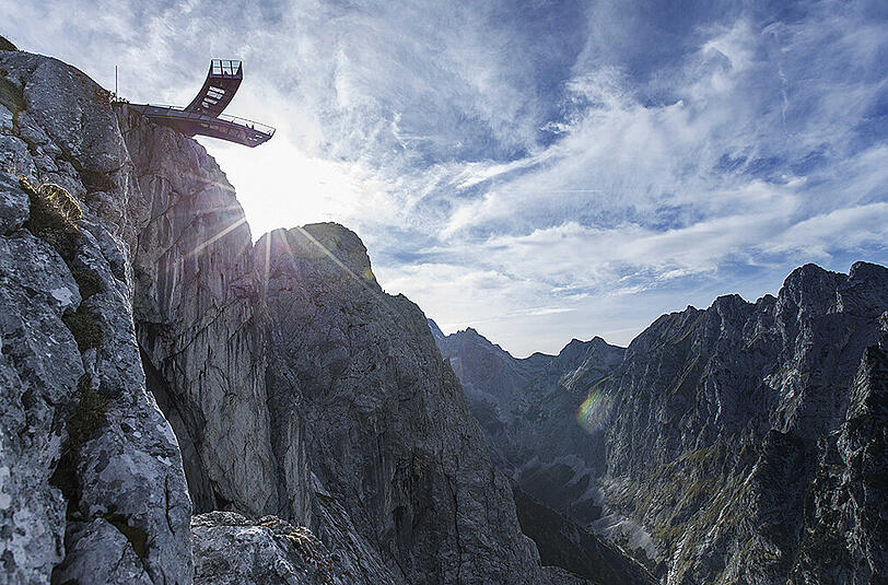 Die zwei Arme der Aussichtsplattform AlpspiX im Wettersteingebirge kreuzen sich - daher der Name des Skywalks.