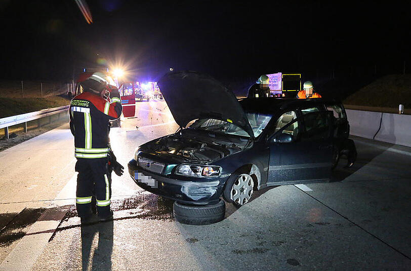 Bilder vom Verkehrsunfall auf der A94 Forstinning: Insgesamt fünf Autos und ein Lkw waren beteiligt.