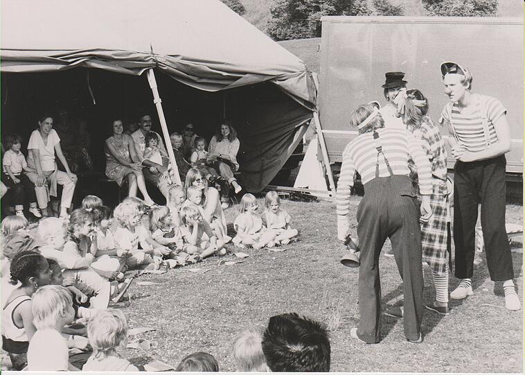 Die Kinder hatte Tollwood immer im Blick, wie hier 1988. Auch heute gibt es zur Bespaßung ein Kinderzelt.