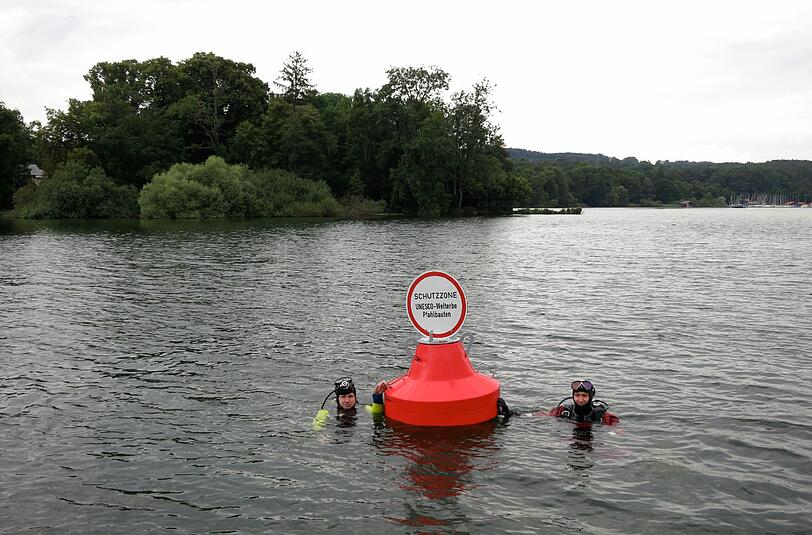 Solche riesige Bojen haben Taucher an der Roseninsel jetzt verankert. Fotos: Bayerische Gesellschaft für Unterwasserarchäologie (BgfU), Bayerisches Landesamt für Denkmalpflege (BLfD)