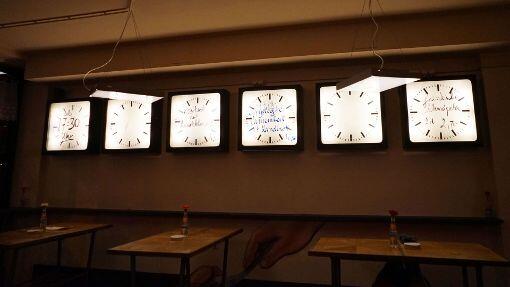Die Uhren ohne Zeiger sind eine zwanzig Jahre alte Fehlproduktion aus Prag. Jetzt dienen sie im Bufet als Lampen und Speisekarten.