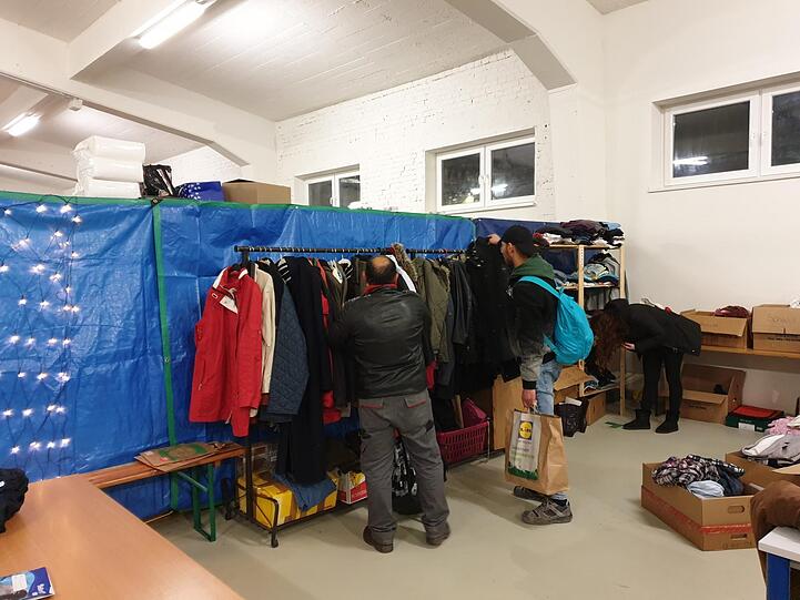 Die Obdachlosen brauchen warme Kleidung.