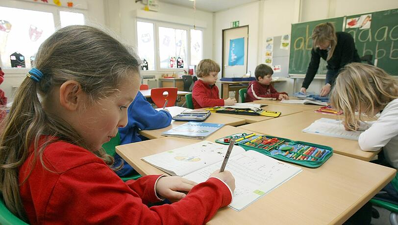 Neuer Stoff und längere Schultage: Kinder müssen sich an die neuen Abläufe nach der Grundschule erst gewöhnen. Neuer Stoff und längere Schultage: Kinder müssen sich an die neuen Abläufe nach der Grundschule erst gewöhnen.