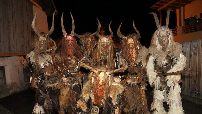 Zum Fürchten! Die erste Münchner Krampusgruppe "Sparifankerl Pass" darf beim Münchner Krampuslauf natürlich nicht fehlen. Zum Fürchten! Die erste Münchner Krampusgruppe "Sparifankerl Pass" darf beim Münchner Krampuslauf natürlich nicht fehlen.