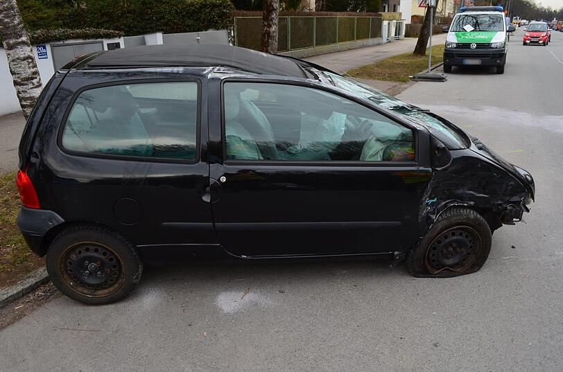 Der Twingo der 79-Jährigen hatte sich bei dem Unfall überschlagen.