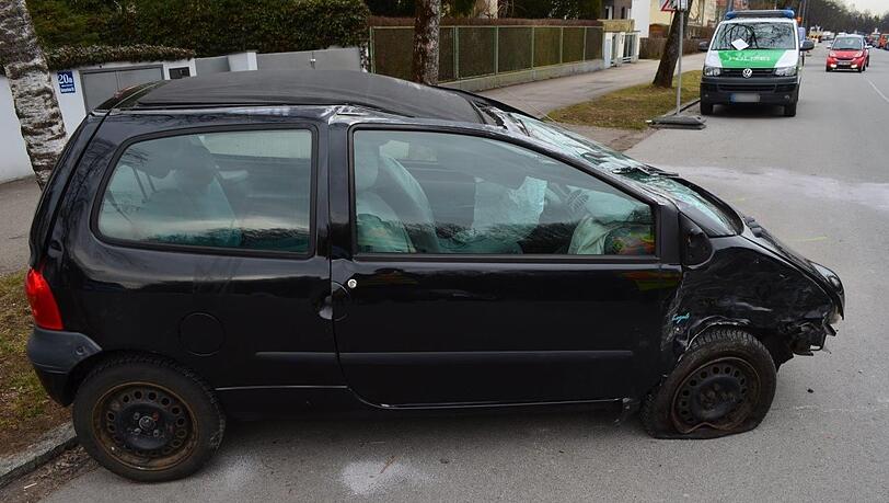 Der Twingo der 79-Jährigen hatte sich bei dem Unfall überschlagen.