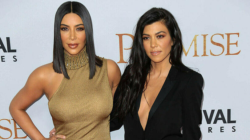 Kim und Kourtney Kardashian zeigen sich auf Instagram im 90er-Look.