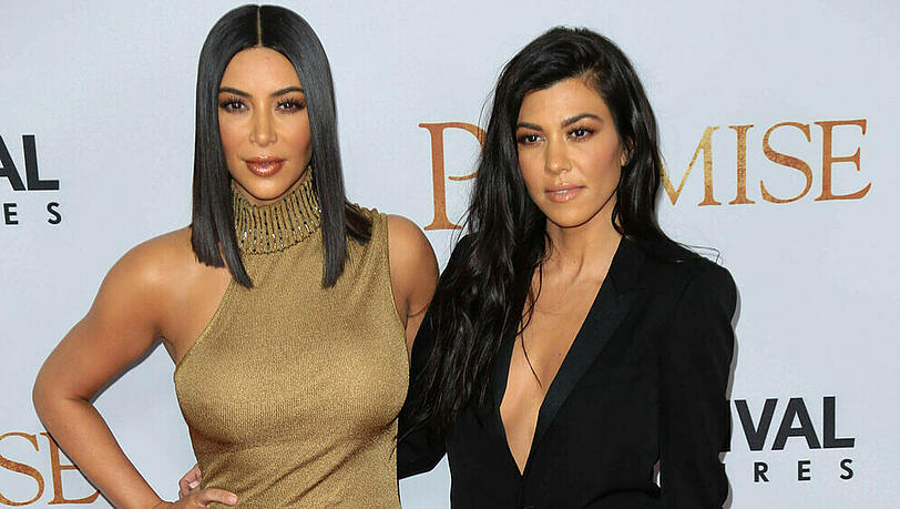 Kim und Kourtney Kardashian zeigen sich auf Instagram im 90er-Look. Kim und Kourtney Kardashian zeigen sich auf Instagram im 90er-Look.