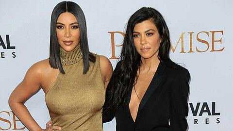 Kim und Kourtney Kardashian zeigen sich auf Instagram im 90er-Look.