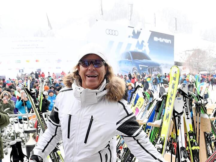 Sänger Hansi Hinterseer in Ski-Montur. Foto: Felix Hörhager/dpa/Archivbild