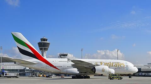 Der Airbus A380 von Emirates am Münchner Flughafen.