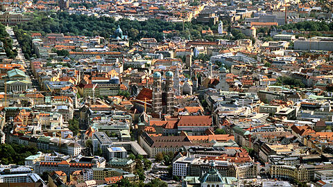 Die Innenstadt von München aus der Vogelperspektive, in der Mitte ist die Frauenkirche zu sehen.