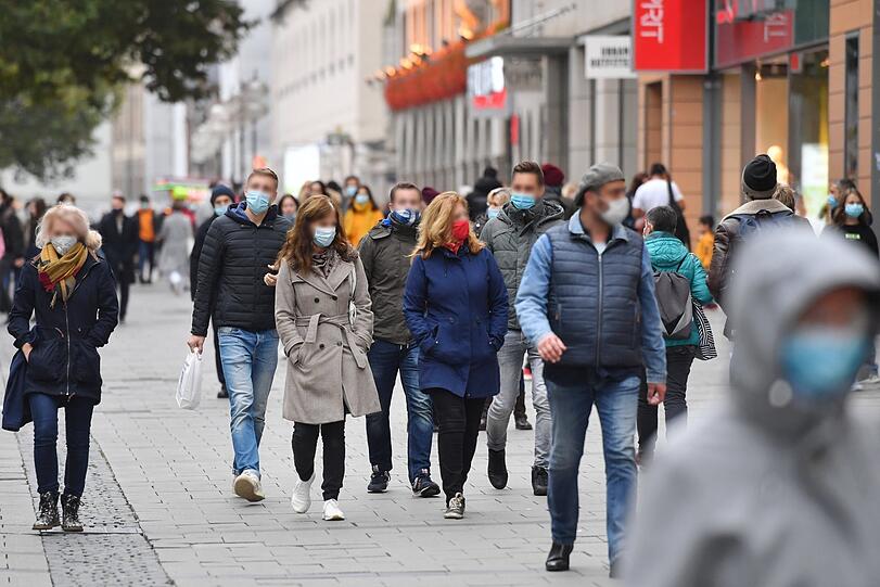 Herbst 2020: In den Fußgängerzonen und an öffentlichen Plätzen der Münchner Innenstadt herrscht strikte Maskenpflicht.