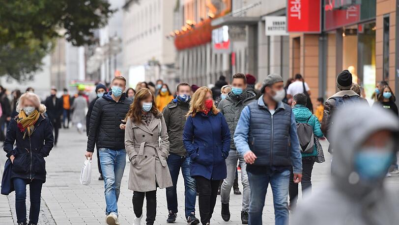 Herbst 2020: In den Fußgängerzonen und an öffentlichen Plätzen der Münchner Innenstadt herrscht strikte Maskenpflicht. Herbst 2020: In den Fußgängerzonen und an öffentlichen Plätzen der Münchner Innenstadt herrscht strikte Maskenpflicht.