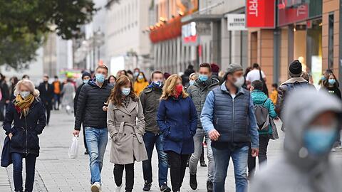 Herbst 2020: In den Fußgängerzonen und an öffentlichen Plätzen der Münchner Innenstadt herrscht strikte Maskenpflicht.