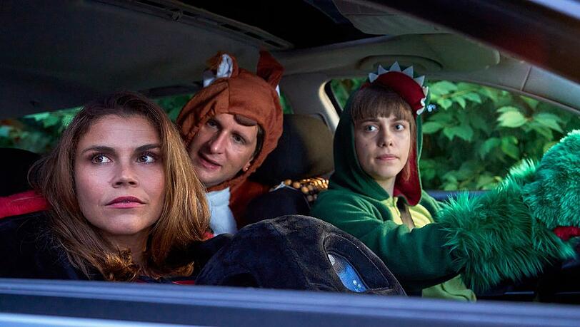 "Mord mit Aussicht: Akte Waschbär": Marie (Katharina Wackernagel, l.), Heino (Sebastian Schwarz) und Jenny (Eva Bühnen) beobachten die ankommenden Gäste einer Kuschelparty.