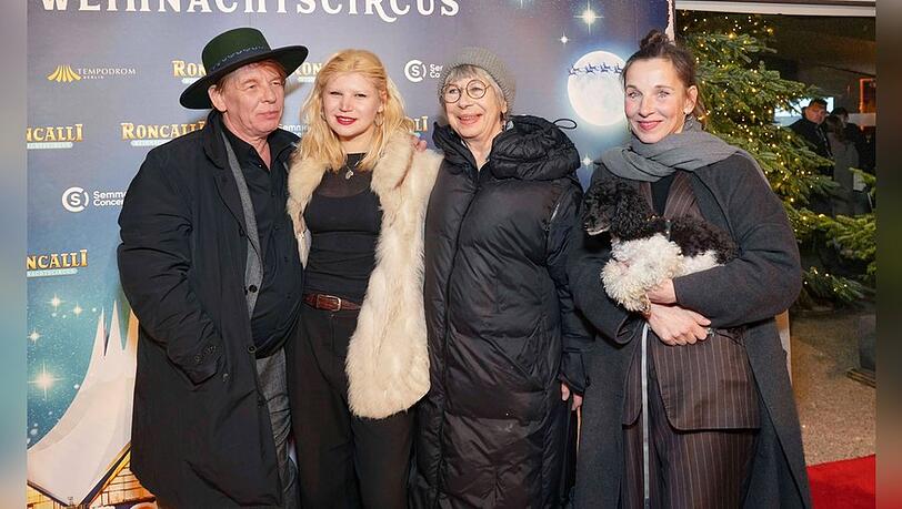 Monika Hansen (2.v.r.) beim Besuch einer vorweihnachtlichen Veranstaltung mit ihren Kindern Meret (r.) und Ben Becker sowie Enkeltochter Lilith Becker.
