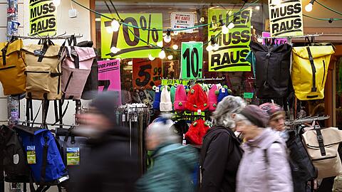 Sparen und auf gr&ouml;&szlig;ere Anschaffungen verzichten, das ist zurzeit das Credo der Verbraucherinnen und Verbraucher. (Archivbild)